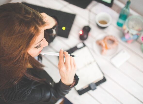 A woman is thinking about what to write on the IELTS writing task 2: Simple or compound sentences