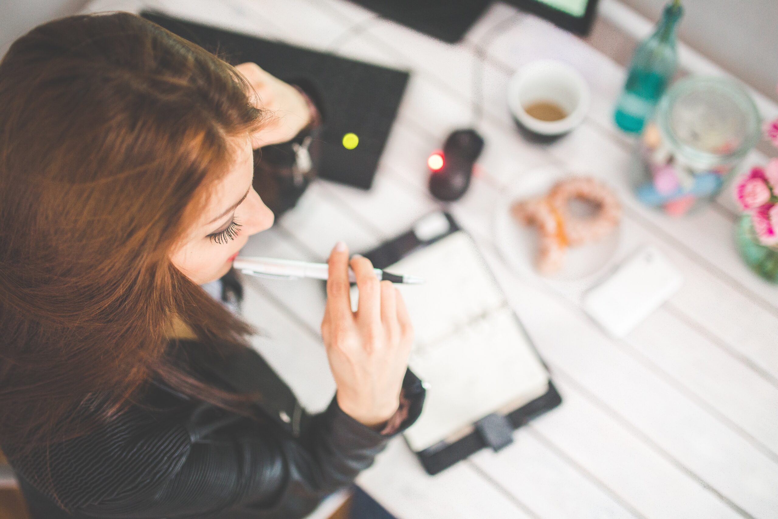 A woman is thinking about what to write on the IELTS writing task 2: Simple or compound sentences