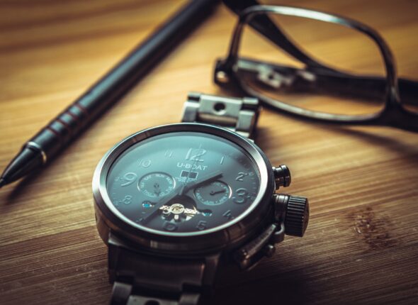 The photo shows a watch indicating that candidates have limited time to get ready for their test. IFI Express IELTS Course helps candidates who are pressed for time.