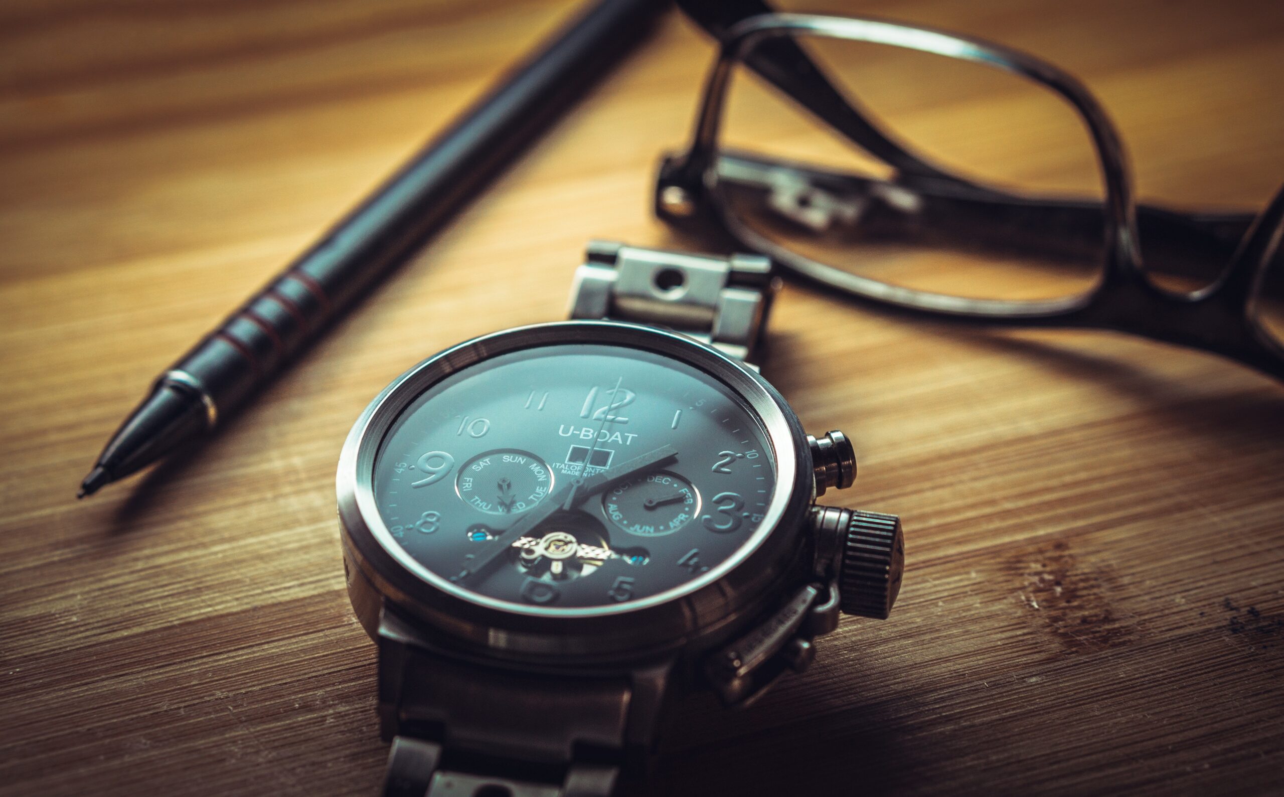 The photo shows a watch indicating that candidates have limited time to get ready for their test. IFI Express IELTS Course helps candidates who are pressed for time.